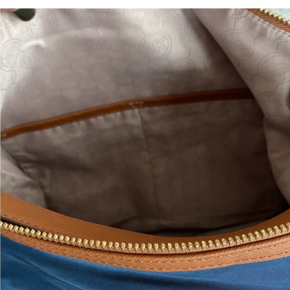 Michael Kors Blue Shoulder Bag. - Picture 7 of 8